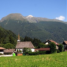 Small-village-near-of-Colle-Isarco-zm.jpg
